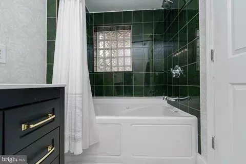 Bath - 1246 William St, Baltimore, MD 21230 photo 5 of 8