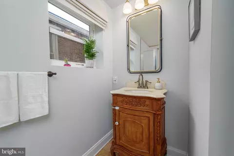 Bath - 1246 William St, Baltimore, MD 21230 photo 3 of 8