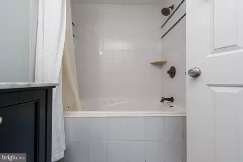 Bath - 1246 William St, Baltimore, MD 21230 photo 8 of 8