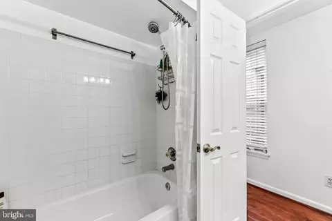 Bath - 1264 Battery Ave, Baltimore, MD 21230 photo 3 of 7