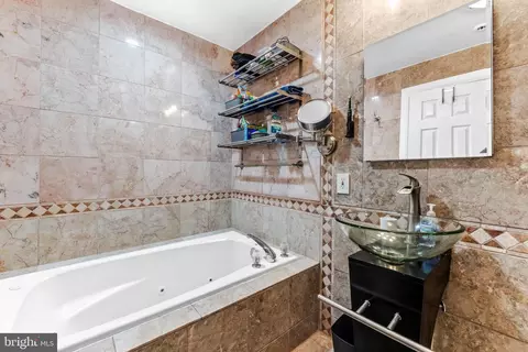 Bath - 1264 Battery Ave, Baltimore, MD 21230 photo 4 of 7