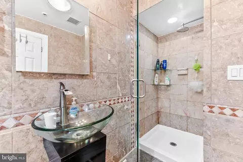 Bath - 1264 Battery Ave, Baltimore, MD 21230 photo 5 of 7