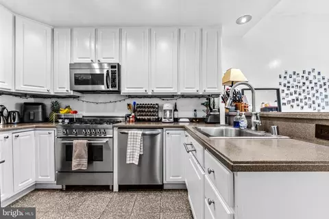 Kitchen - 1264 Battery Ave, Baltimore, MD 21230 photo 2 of 4