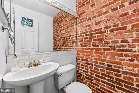 Bath - 1264 Battery Ave, Baltimore, MD 21230 photo 1 of 7