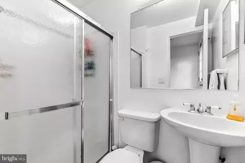 Bath - 1264 Battery Ave, Baltimore, MD 21230 photo 6 of 7
