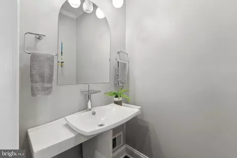 Bath - 106 E Montgomery St, Baltimore, MD 21230 photo 1 of 10