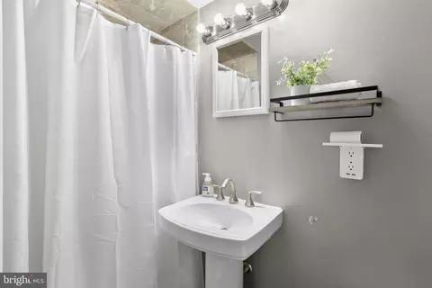 Bath - 106 E Montgomery St, Baltimore, MD 21230 photo 2 of 10