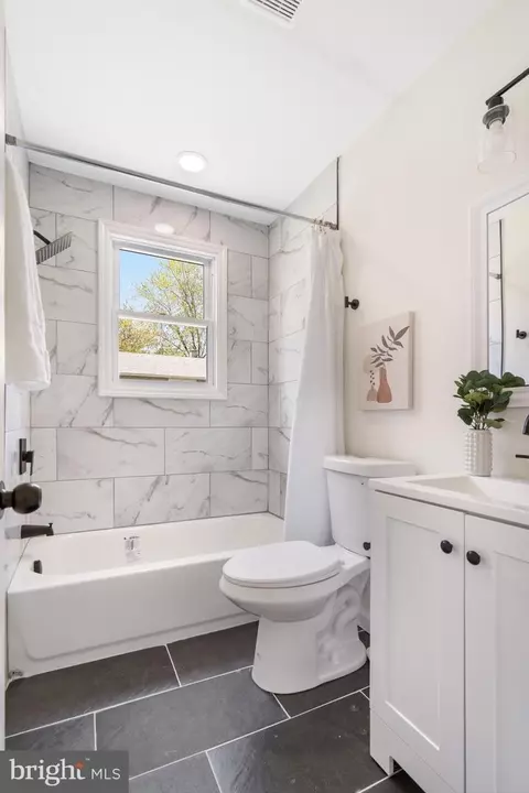 Bath - 1602 Pumphrey St, Baltimore, MD 21224 photo 1 of 2
