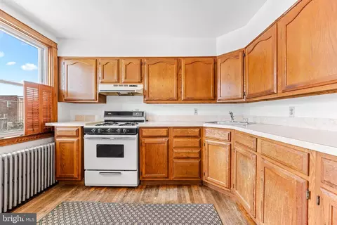 Kitchen - 323 Folcroft St, Baltimore, MD 21224 photo 8 of 9