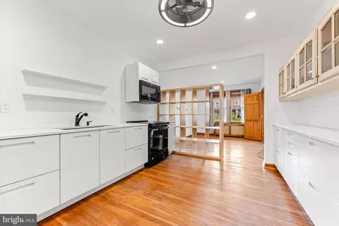 Kitchen - 323 Folcroft St, Baltimore, MD 21224 photo 3 of 9