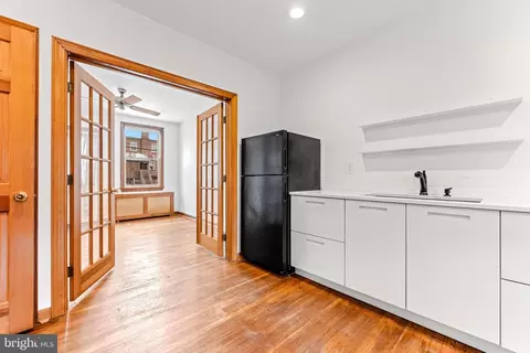 Kitchen - 323 Folcroft St, Baltimore, MD 21224 photo 4 of 9