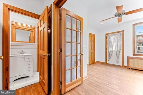 Entry Way - 323 Folcroft St, Baltimore, MD 21224 photo 3 of 4