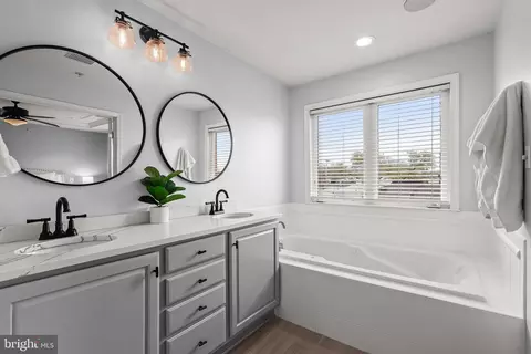 Bath - 1428 Steuart St, Baltimore, MD 21230 photo 4 of 6