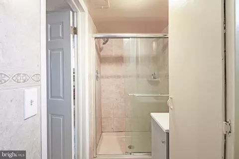 Bath - 2205 Cloville Ave, Baltimore, MD 21214 photo 2 of 3