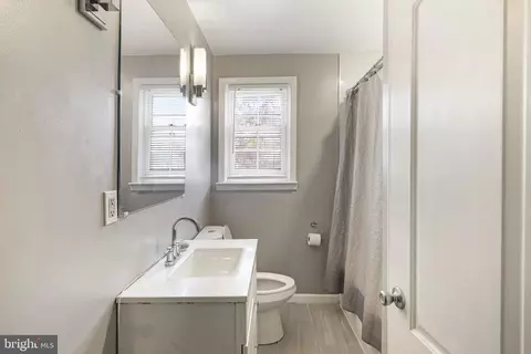 Bath - 2205 Cloville Ave, Baltimore, MD 21214 photo 3 of 3