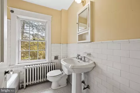 Bath - 5207 Putney Way, Baltimore, MD 21212 photo 4 of 6