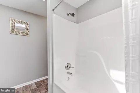 Bath - 1111 William St, Baltimore, MD 21230 photo 6 of 8