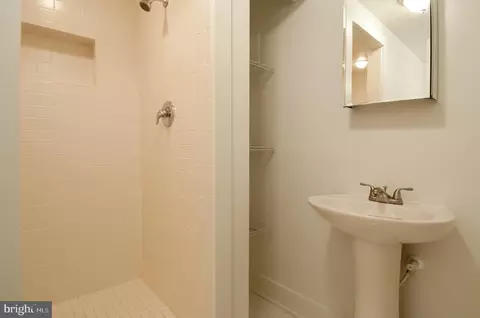 Bath - 2500 Fleet St, Baltimore, MD 21224 photo 18 of 19
