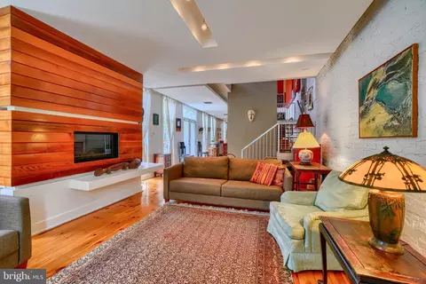 Living - 2500 Fleet St, Baltimore, MD 21224 photo 5 of 8