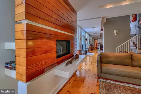 Living - 2500 Fleet St, Baltimore, MD 21224 photo 6 of 8
