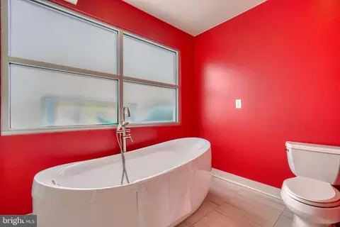 Bath - 2500 Fleet St, Baltimore, MD 21224 photo 16 of 19