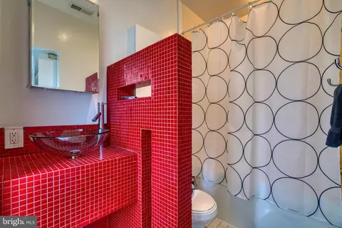Bath - 2500 Fleet St, Baltimore, MD 21224 photo 2 of 19