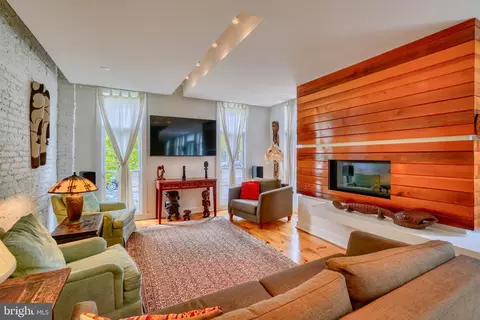 Living - 2500 Fleet St, Baltimore, MD 21224 photo 4 of 8
