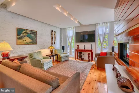 Living - 2500 Fleet St, Baltimore, MD 21224 photo 2 of 8