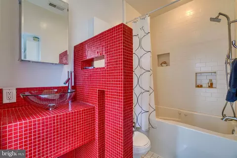 Bath - 2500 Fleet St, Baltimore, MD 21224 photo 3 of 19
