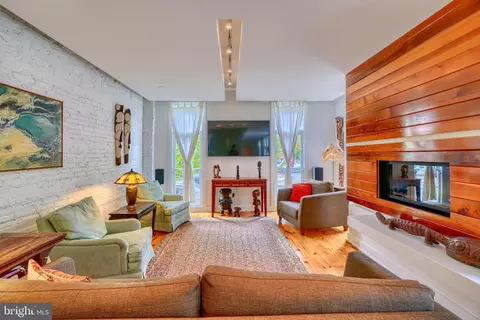Living - 2500 Fleet St, Baltimore, MD 21224 photo 3 of 8
