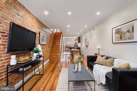 Living - 612 S Curley St, Baltimore, MD 21224 photo 2 of 3