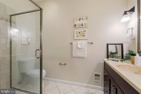 Bath - 612 S Curley St, Baltimore, MD 21224 photo 3 of 5