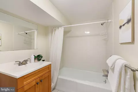 Bath - 612 S Curley St, Baltimore, MD 21224 photo 4 of 5