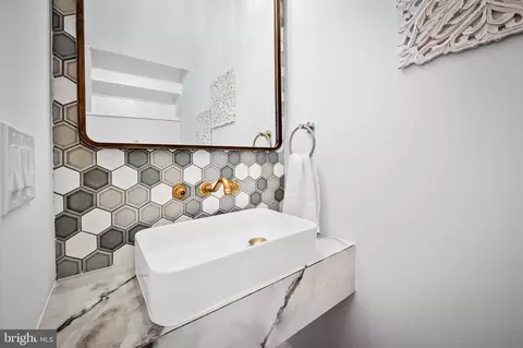 Bath - 1018 Boyd St, Baltimore, MD 21223 photo 1 of 5
