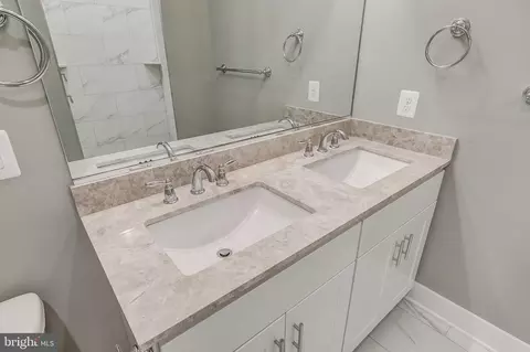 Bath - 532 S Streeper St, Baltimore, MD 21224 photo 6 of 9