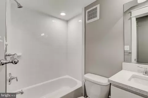 Bath - 532 S Streeper St, Baltimore, MD 21224 photo 2 of 9