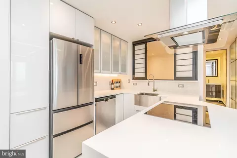 Kitchen - 100 Harborview Dr #1108, Baltimore, MD 21230 photo 4 of 5