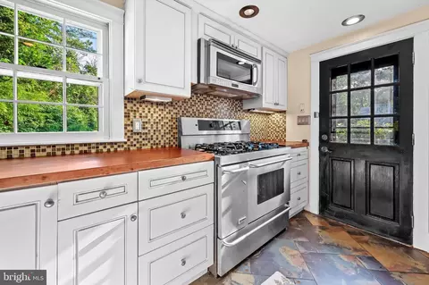Kitchen - 303 Cedarcroft Rd, Baltimore, MD 21212 photo 4 of 5