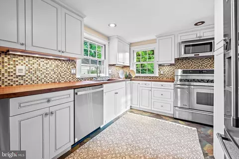 Kitchen - 303 Cedarcroft Rd, Baltimore, MD 21212 photo 2 of 5