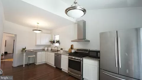 Entry Way - 713 Cedarcroft Rd, Baltimore, MD 21212 photo 6 of 9
