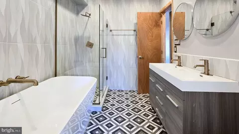 Bath - 113 S Calhoun St, Baltimore, MD 21223 photo 2 of 9