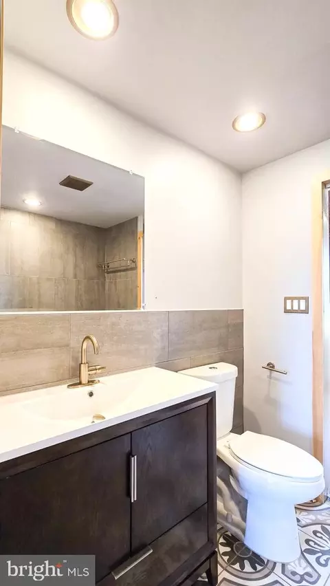 Bath - 113 S Calhoun St, Baltimore, MD 21223 photo 8 of 9