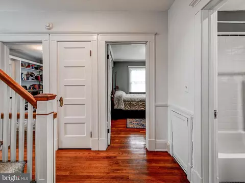 Entry Way - 4300 Wendover Rd, Baltimore, MD 21218 photo 3 of 5