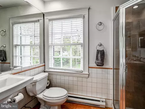 Bath - 4300 Wendover Rd, Baltimore, MD 21218 photo 2 of 5
