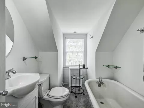 Bath - 4300 Wendover Rd, Baltimore, MD 21218 photo 4 of 5