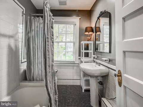 Bath - 4300 Wendover Rd, Baltimore, MD 21218 photo 3 of 5