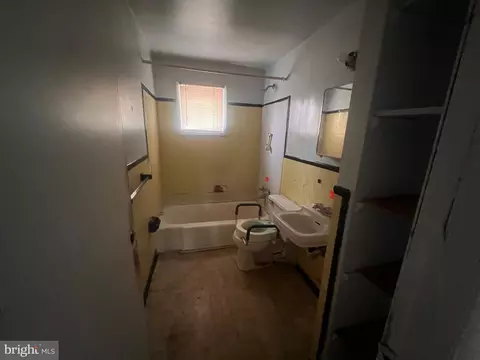 Bath - 2121 Braddish Ave, Baltimore, MD 21216 photo 1 of 1