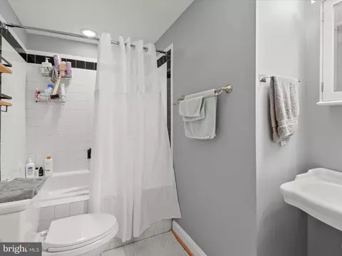 Bath - 1613 Light St, Baltimore, MD 21230 photo 3 of 3