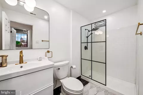 Bath - 1011 Hunter St #I-2, Baltimore, MD 21202 photo 1 of 1