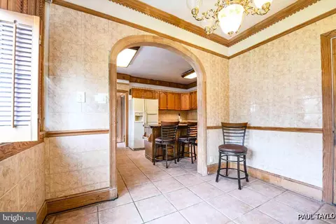 Entry Way - 3510 Sequoia Ave, Baltimore, MD 21215 photo 3 of 4